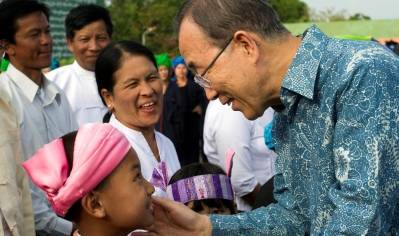 Kuvassa YK:n entinen pääsihteeri Ban Ki-moon vierailulla Myanmarissa sijaitsevassa kylässä vuonna 2012. Kuva: YK-kuva/Mark Garten.